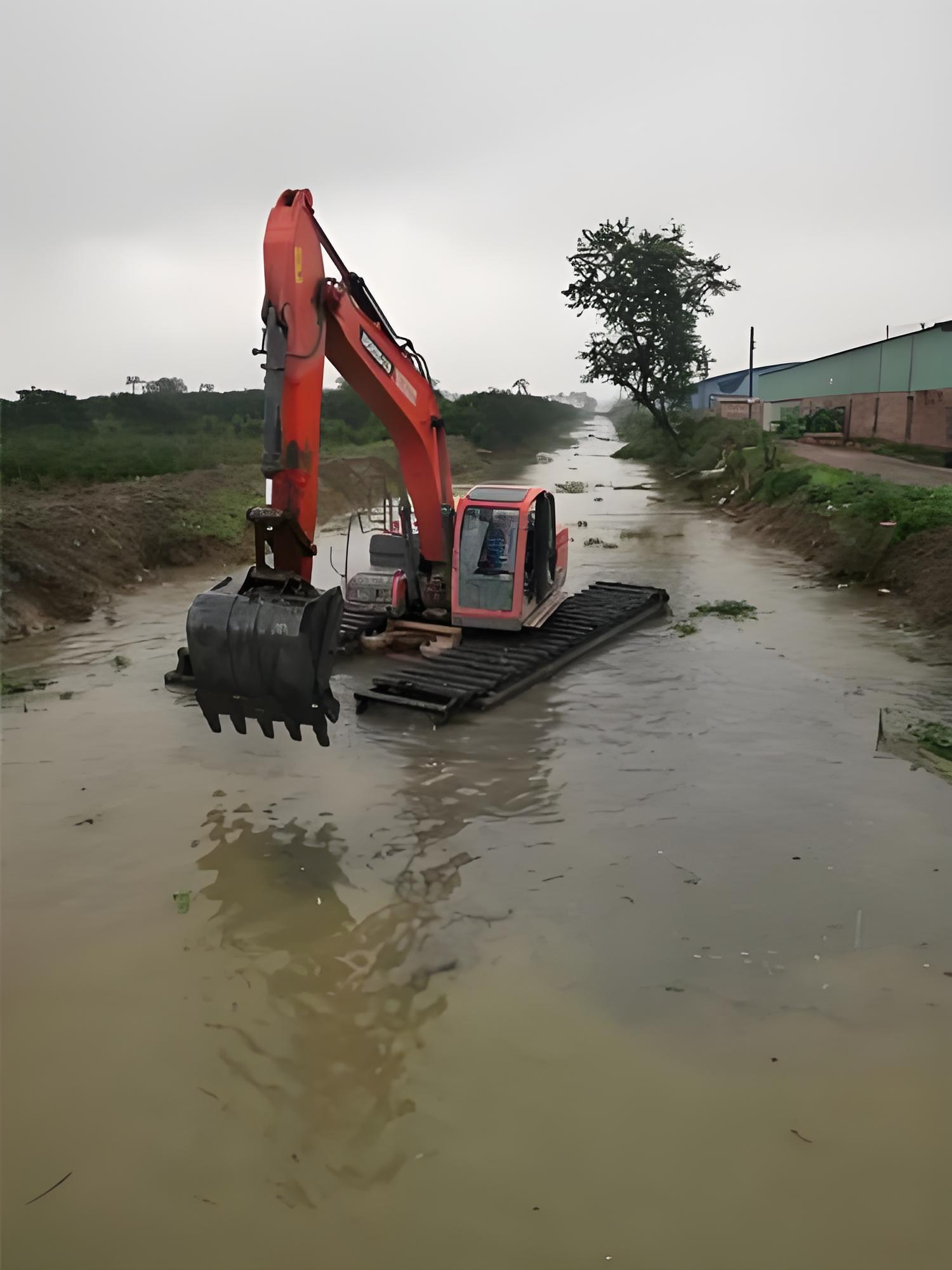 四川自貢挖機清淤施工隊 - 水上挖機清淤能處理含有水草的淤泥嗎？