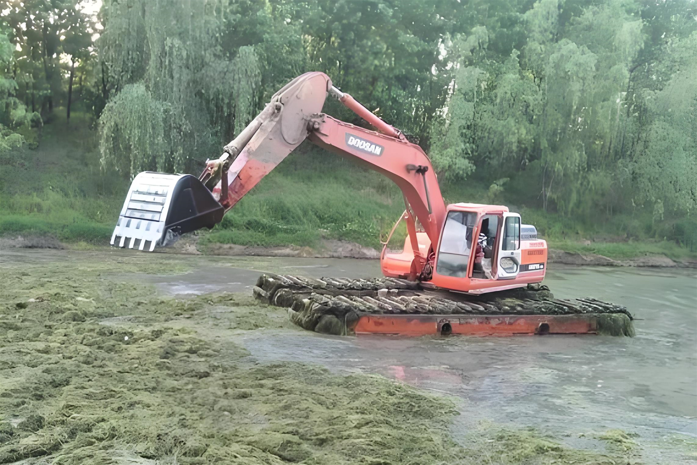 廣西南寧挖機清淤施工隊-沼澤清淤怎樣防止挖掘機下陷？