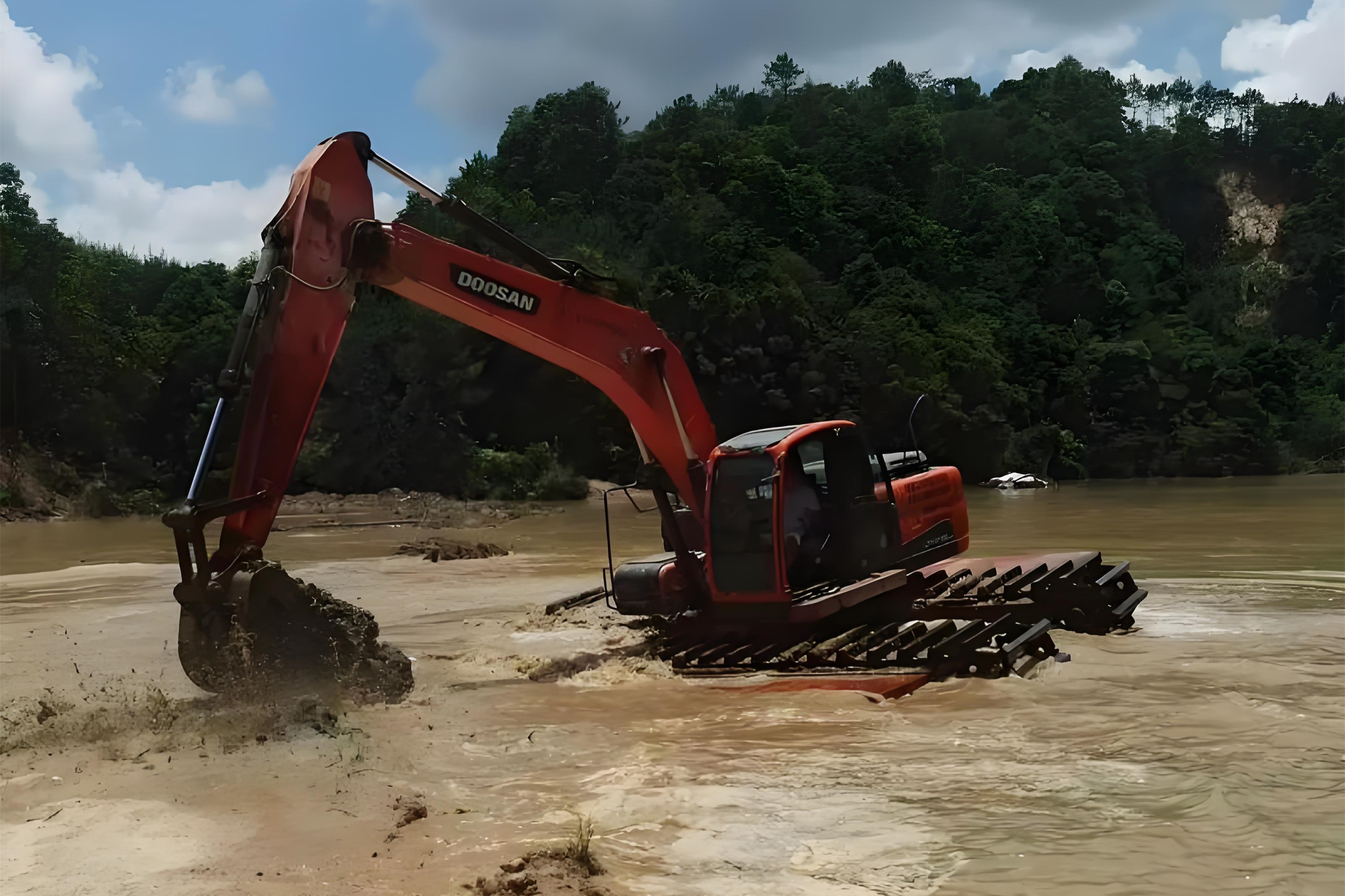 浙江杭州挖機清淤施工隊-沼澤地清淤需要先排水嗎？