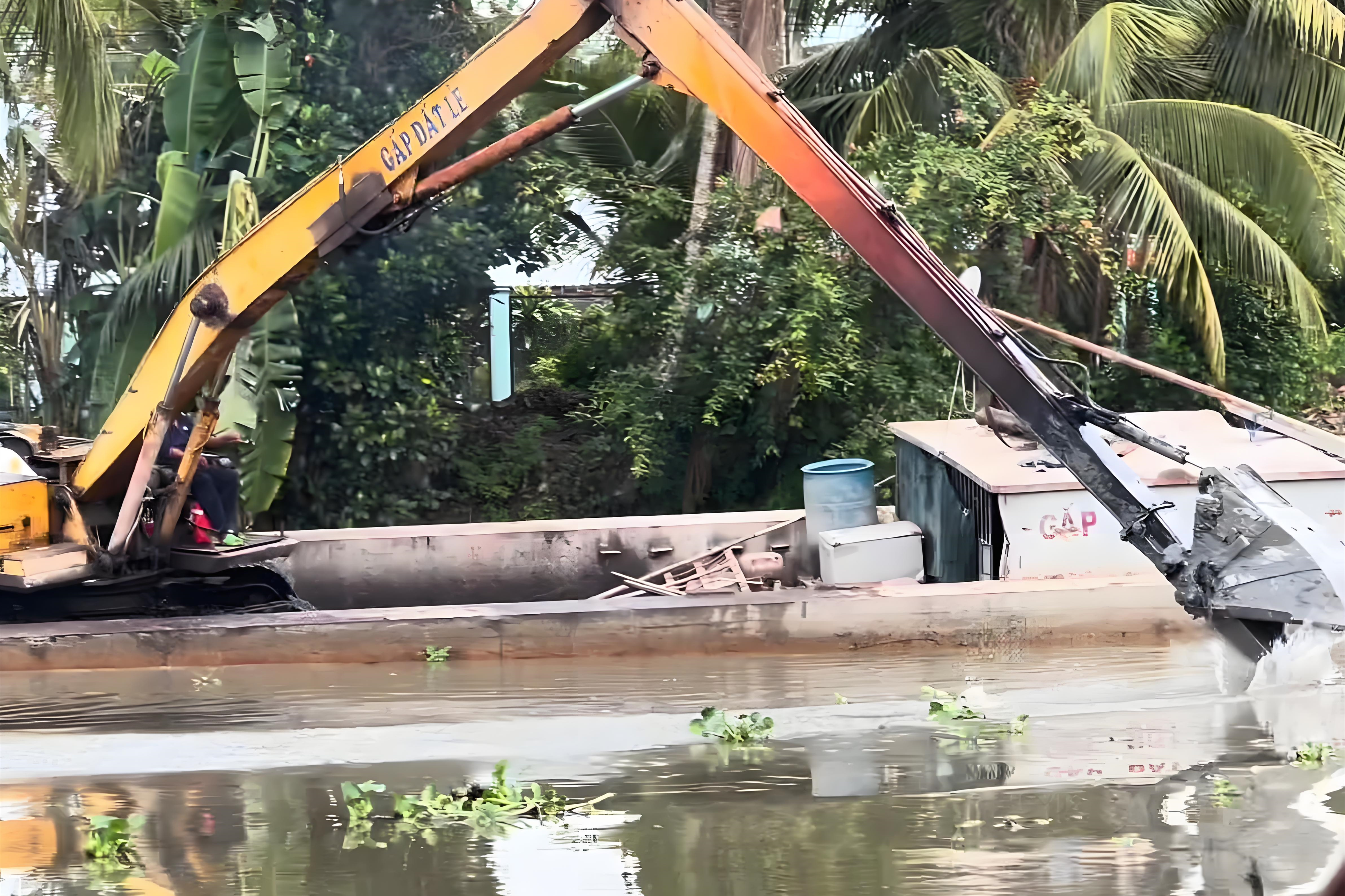 重慶黔江水上挖機清淤隊 - 挖機清淤的施工范圍受哪些因素限制？?