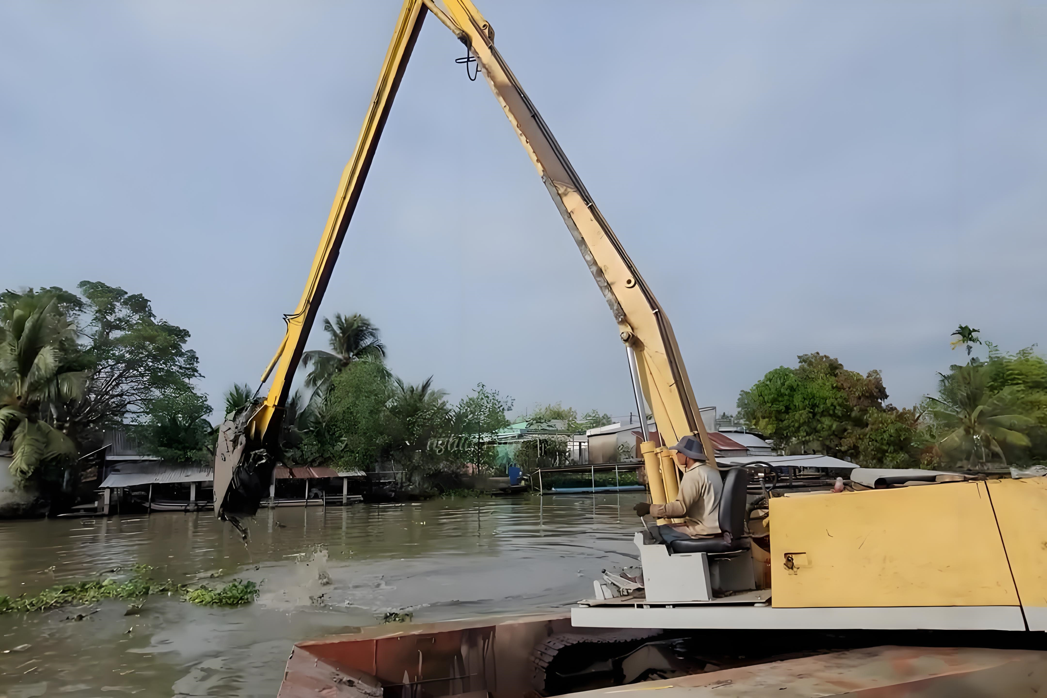 甘肅玉門(mén)水上挖機清淤施工隊 - 小型水上挖機清淤適合小河道嗎？